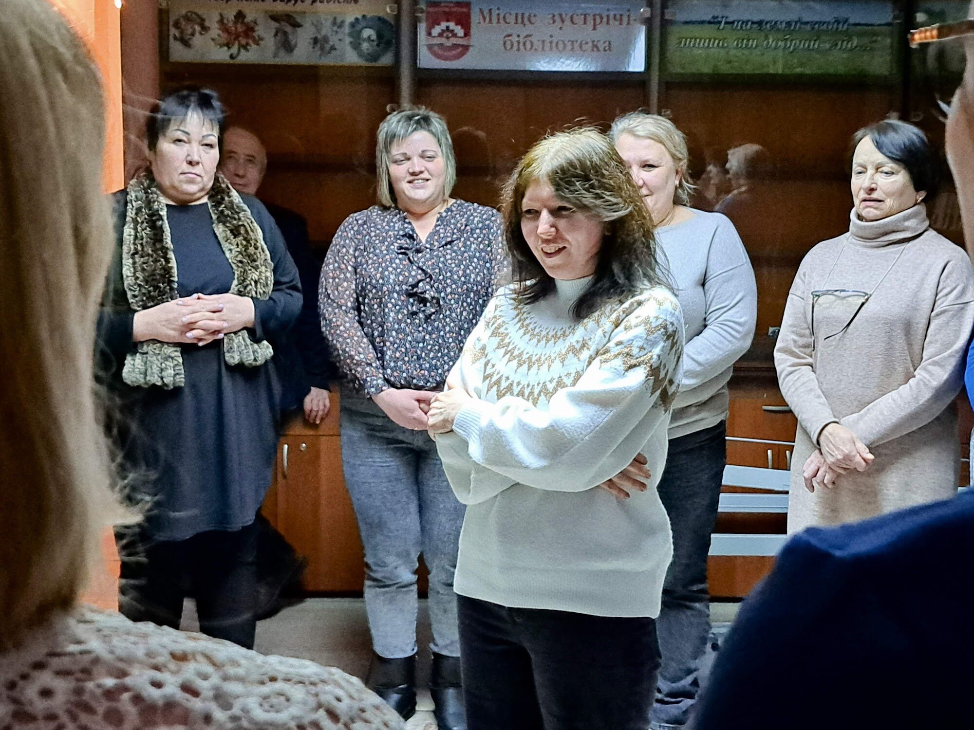 Учасники виконують практичну вправу в колі