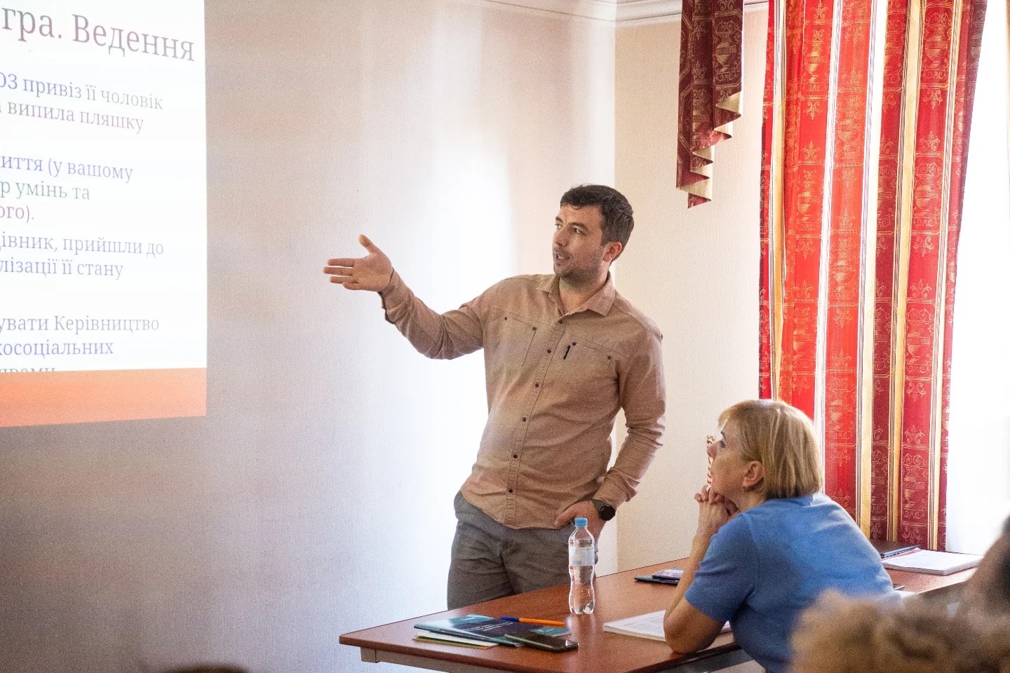 Тренер біля презентації