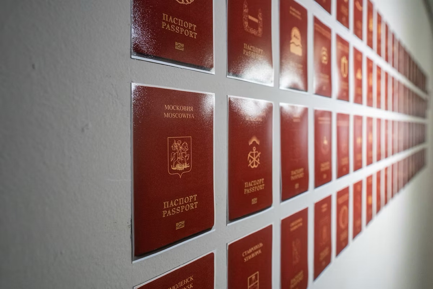 «Імперія розпалася»: обкладинки паспортів на стіні